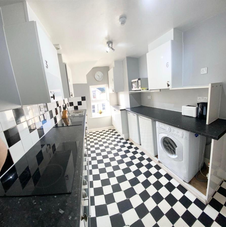 Cloud9 Guest House - By Coastline Retreats - Newly Renovated, Beautiful Ensuite Rooms Near Seafront In Town Centre, Netflix, Superfast Wifi, Communal Kitchen Bournemouth Exterior photo