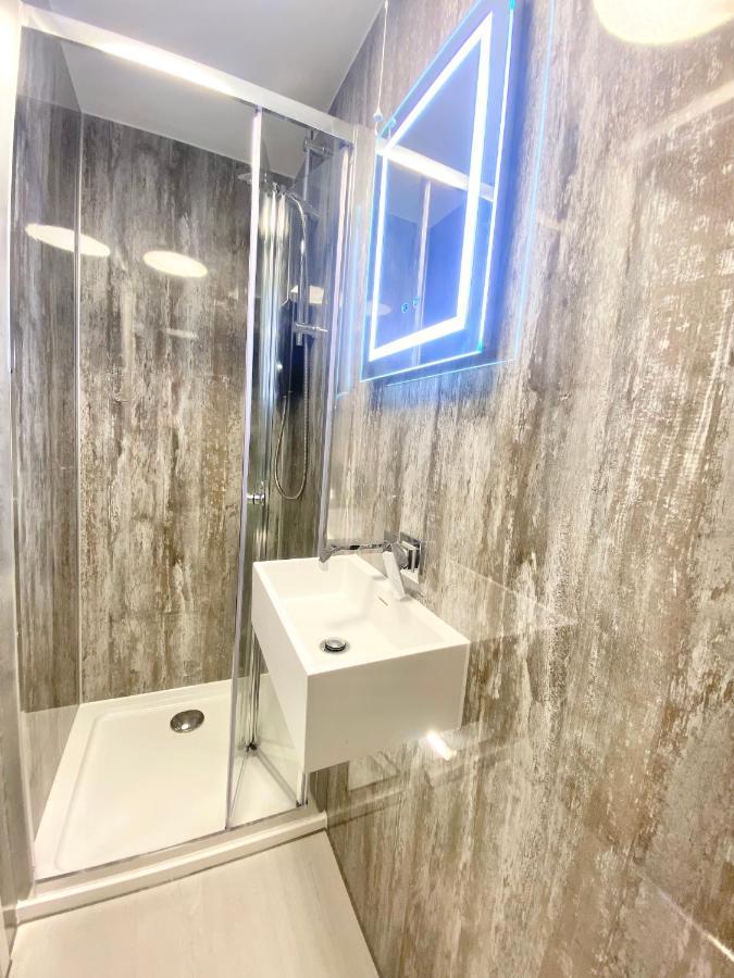 Cloud9 Guest House - By Coastline Retreats - Newly Renovated, Beautiful Ensuite Rooms Near Seafront In Town Centre, Netflix, Superfast Wifi, Communal Kitchen Bournemouth Exterior photo
