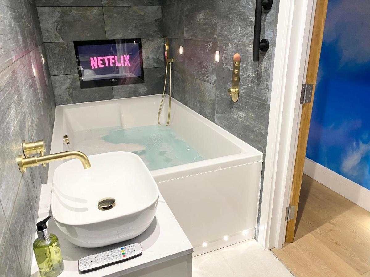 Cloud9 Guest House - By Coastline Retreats - Newly Renovated, Beautiful Ensuite Rooms Near Seafront In Town Centre, Netflix, Superfast Wifi, Communal Kitchen Bournemouth Exterior photo