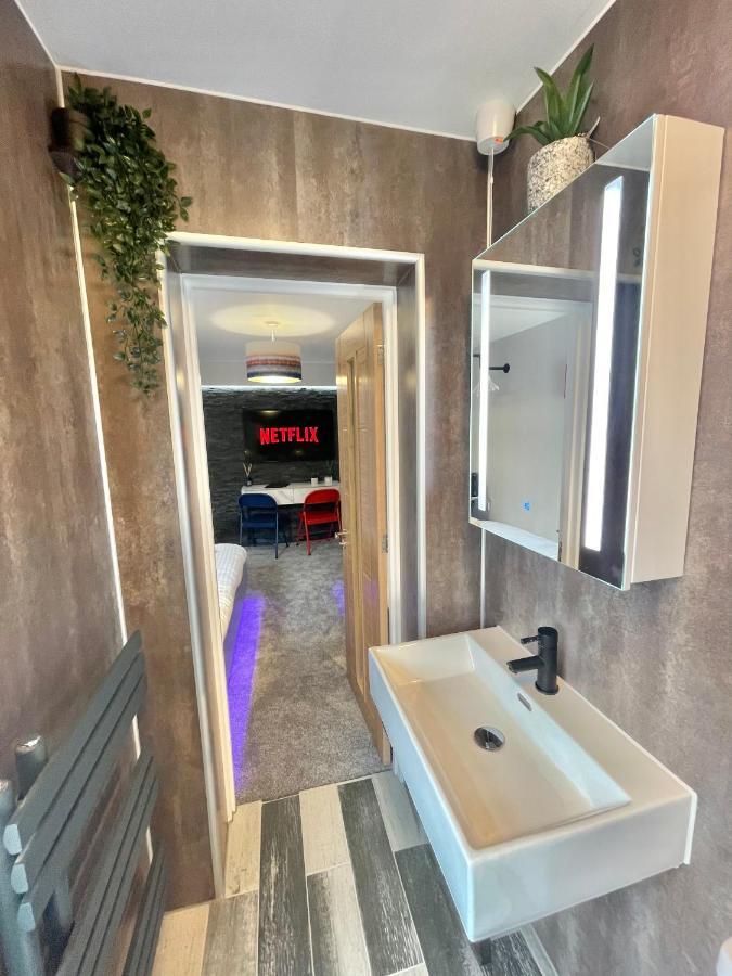 Cloud9 Guest House - By Coastline Retreats - Newly Renovated, Beautiful Ensuite Rooms Near Seafront In Town Centre, Netflix, Superfast Wifi, Communal Kitchen Bournemouth Exterior photo